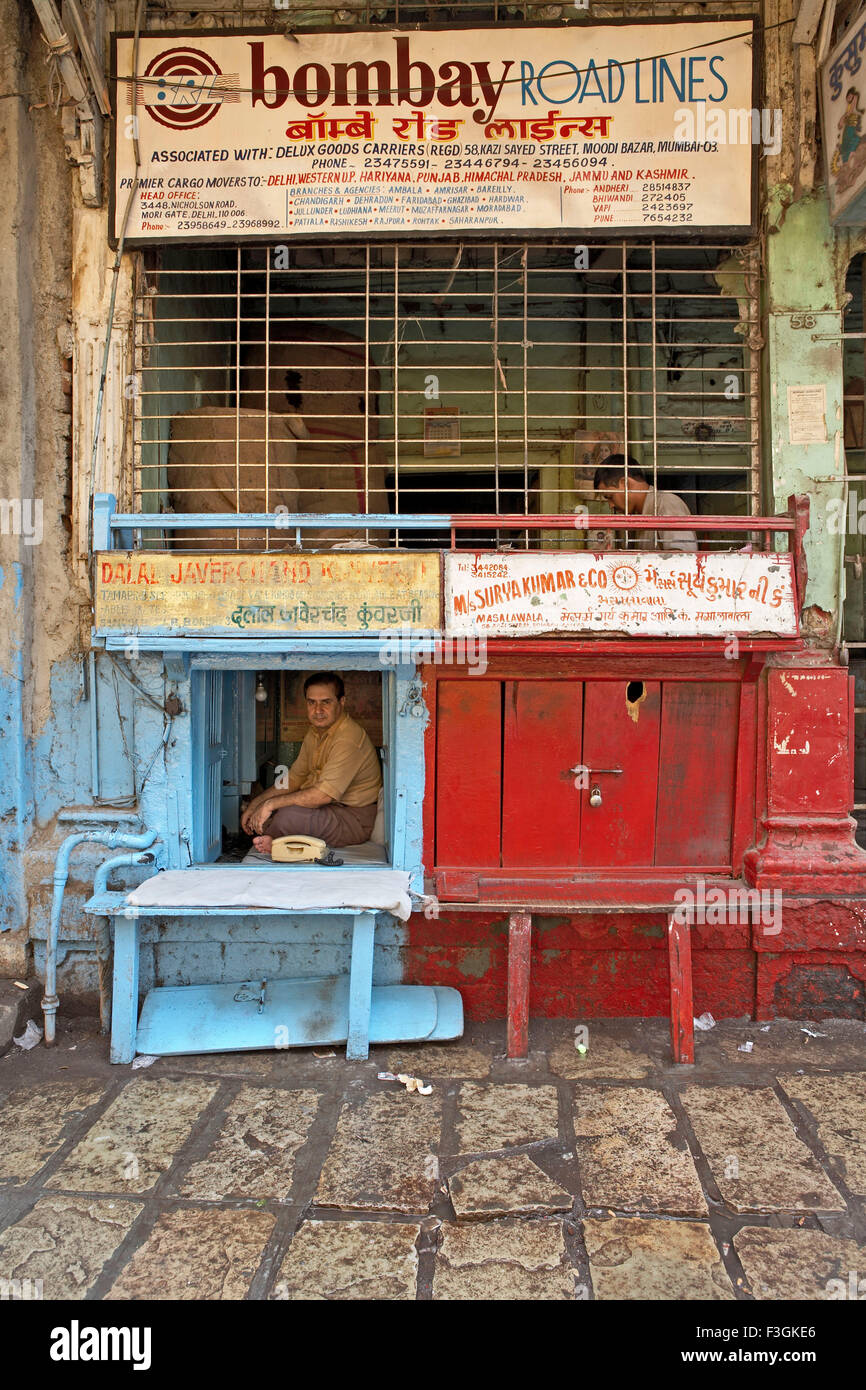 Un espacio de nivel inferior 3 pies de altura y 3 pies de ancho 5 pies profundo se convierte en oficina Spice Trader Mumbai Maharashtra Foto de stock