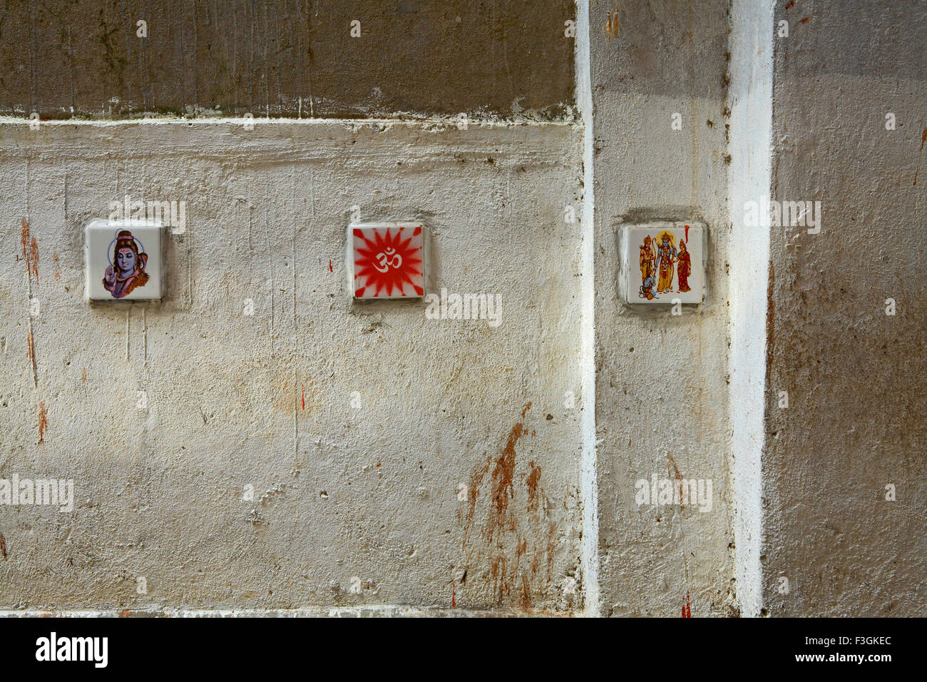 A la gente a dejar de escupir imágenes de dioses y símbolos religiosos colocados ceramicre paredes pintadas lugar público Bombay Bombay Foto de stock
