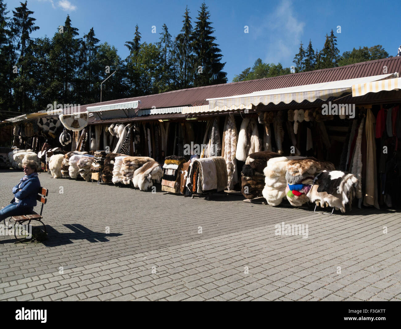 Puestos de venta en el mercado local de alfombras de piel de borrego hizo Calle Krupowki Zakopane Polonia popular centro turístico en el sur de Polonia otoño precioso día de septiembre Foto de stock