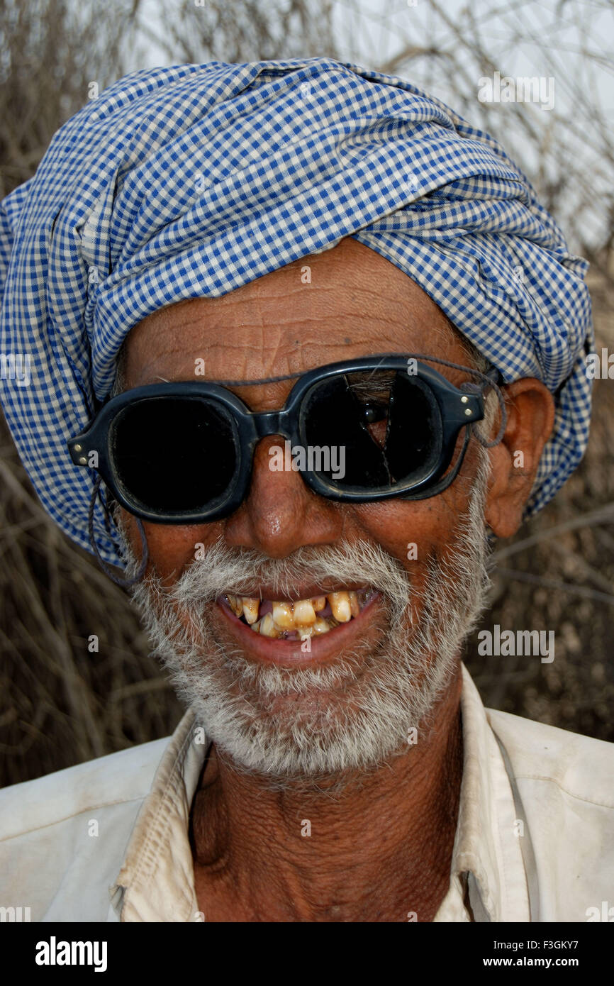 Viejo hombre que llevaba gafas negras ; ; ; Rajasthan Jodhpur India Foto de stock