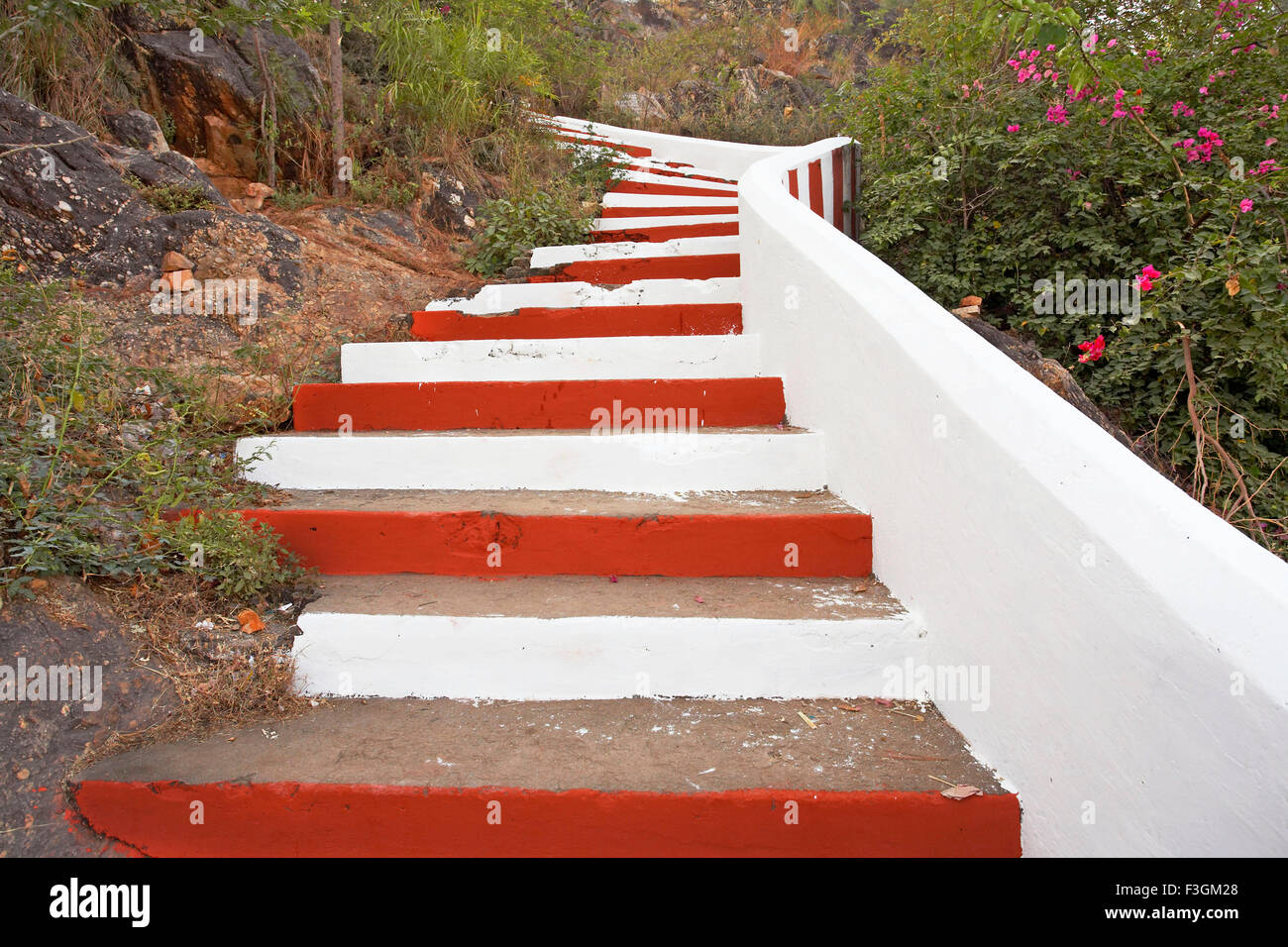 Recién pintado de rojo y blanco pasos al Señor Shiva Dakshin Kailash templo de Sri Kalahasthi ; Andhra Pradesh ; India Foto de stock