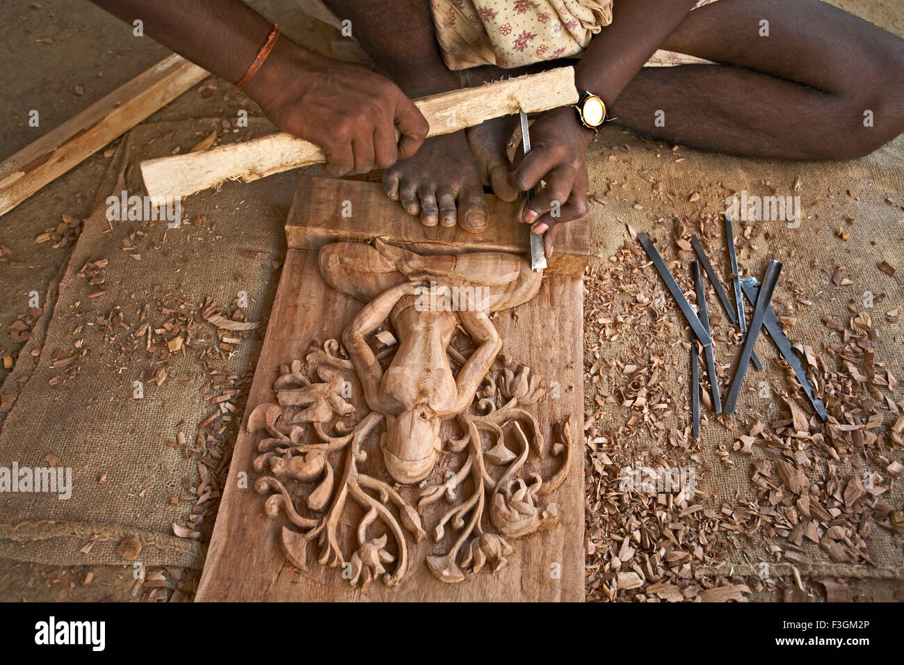 Artesano tallado a mano una estatua de madera con sus instrumentos de Sri  Kalahasthi ; ; ; de Andhra Pradesh India Fotografía de stock - Alamy