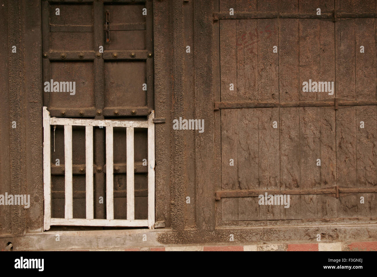 Resumen de una puerta de polvo negro con textura y una mitad de barandilla blanca una especie de puerta de una vieja estructura ; ; Bhor Pune Foto de stock