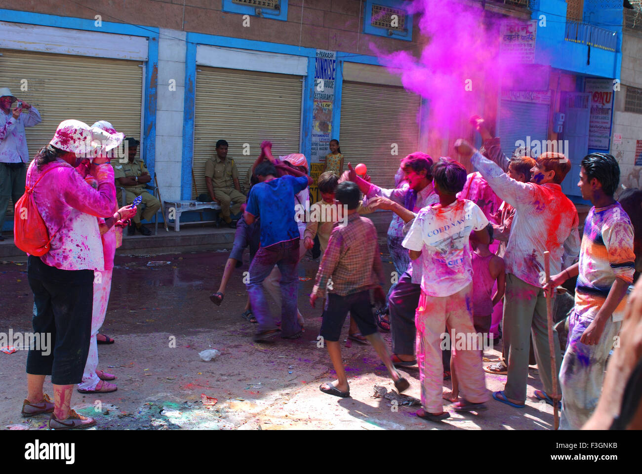 Los extranjeros con gente local disfrutando de holi festival Jodhpur ; ; ; Rajasthan India Foto de stock