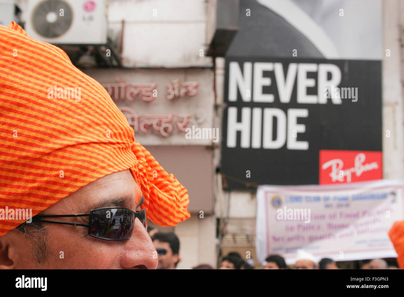 Hombre que llevaba gafas negras y rayas de color naranja llamado pheta tocados con nunca ocultar junta ; Pune Foto de stock