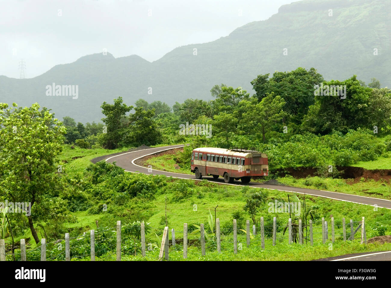 Estado transporte bus ST en la aldea en las montañas del distrito Raigadh Taluka Panvel ; ; ; Maharashtra India Foto de stock