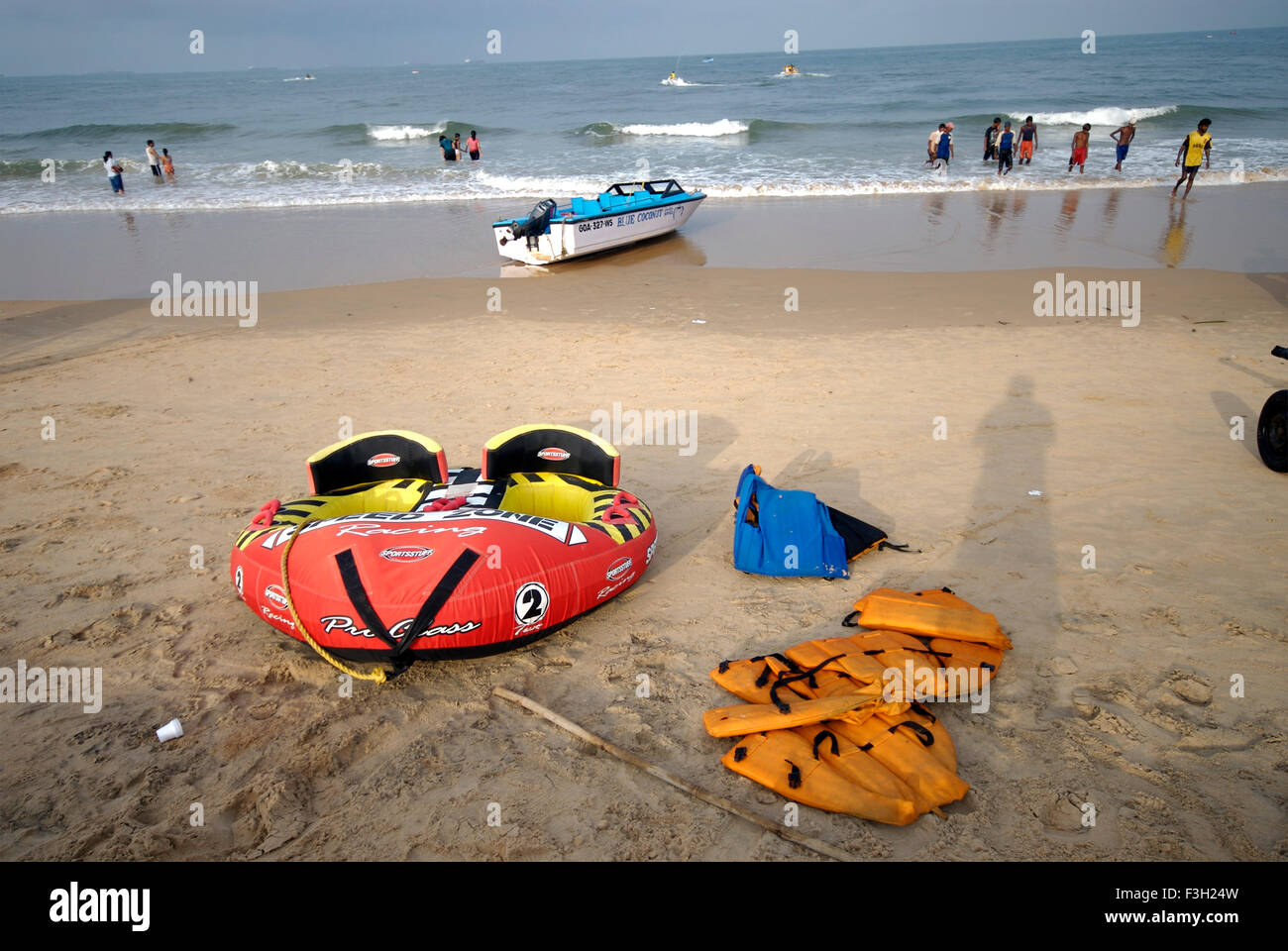 Equipo para deportes acuáticos en la playa de Goa calungute ; ; India Foto de stock