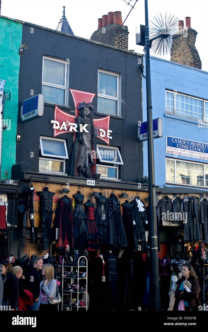 Tienda de artículos de cuero en la ciudad de Camden Market ; ; Londres Reino Unido Reino Unido Inglaterra Foto de stock