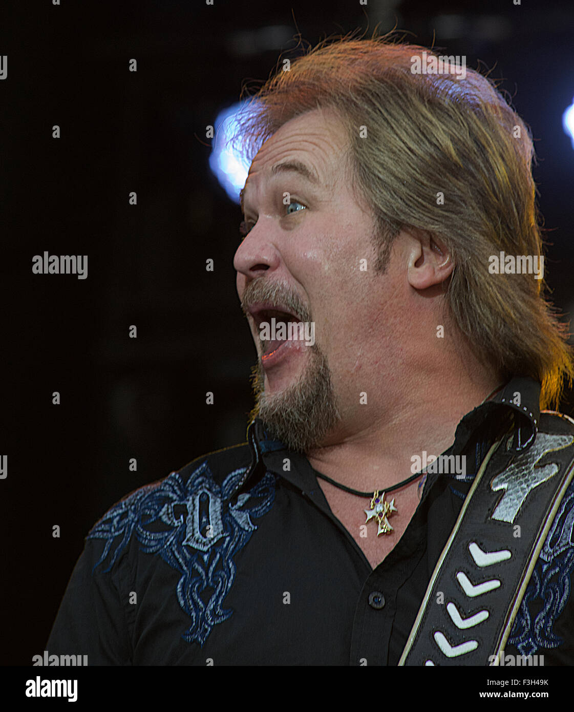 Travis Tritt en el rendimiento en el Festival de Música Country de Kicker y estampida en Manhattan, Kansas. Foto de stock