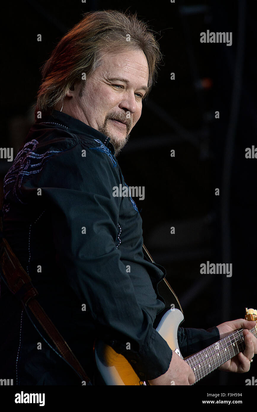 Travis Tritt en el rendimiento en el Festival de Música Country de Kicker y estampida en Manhattan, Kansas. Foto de stock
