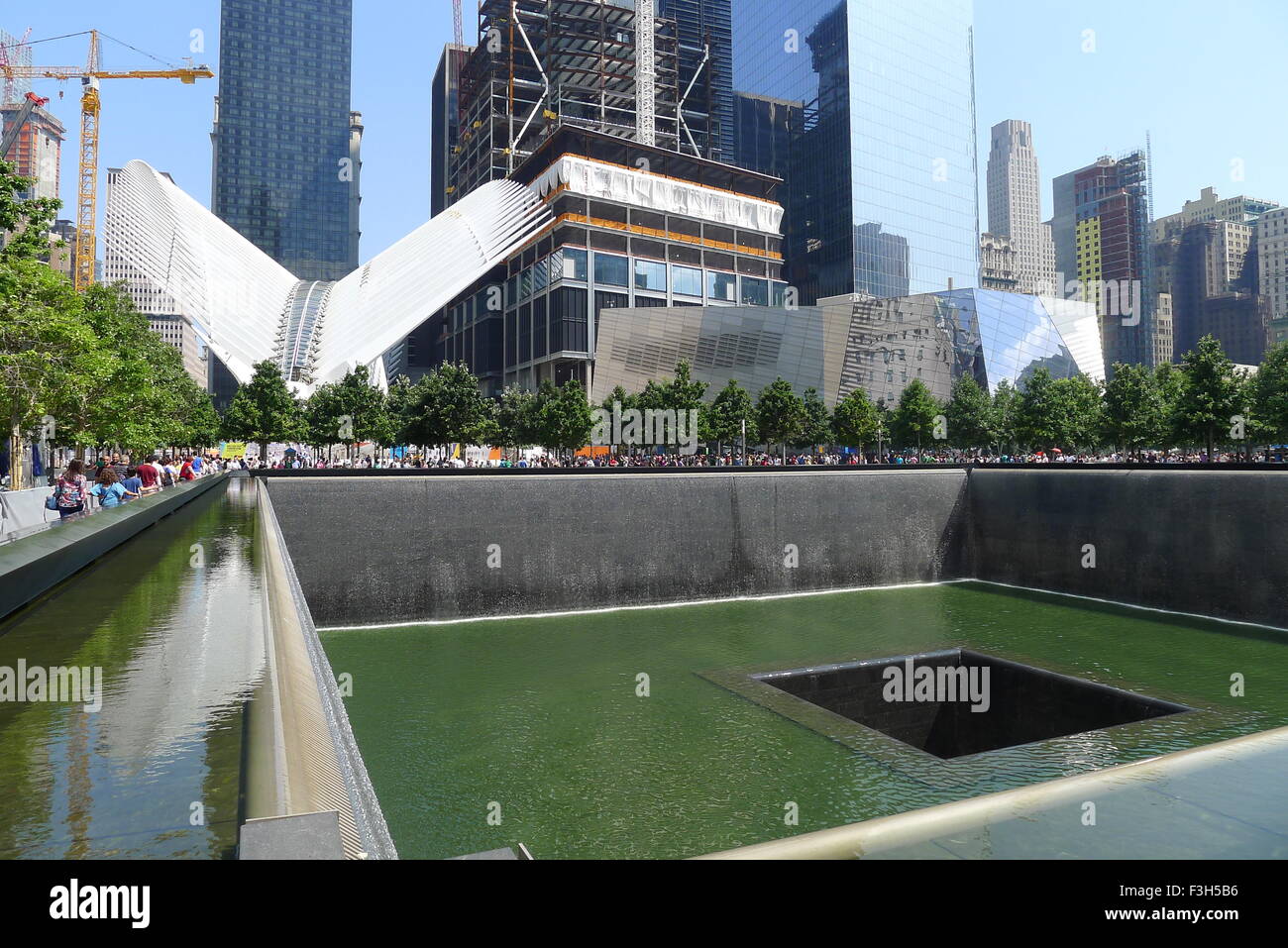 El 9/11 Memorial Museum, la piscina del norte y el Centro de Comercio Mundial de Transportación Foto de stock