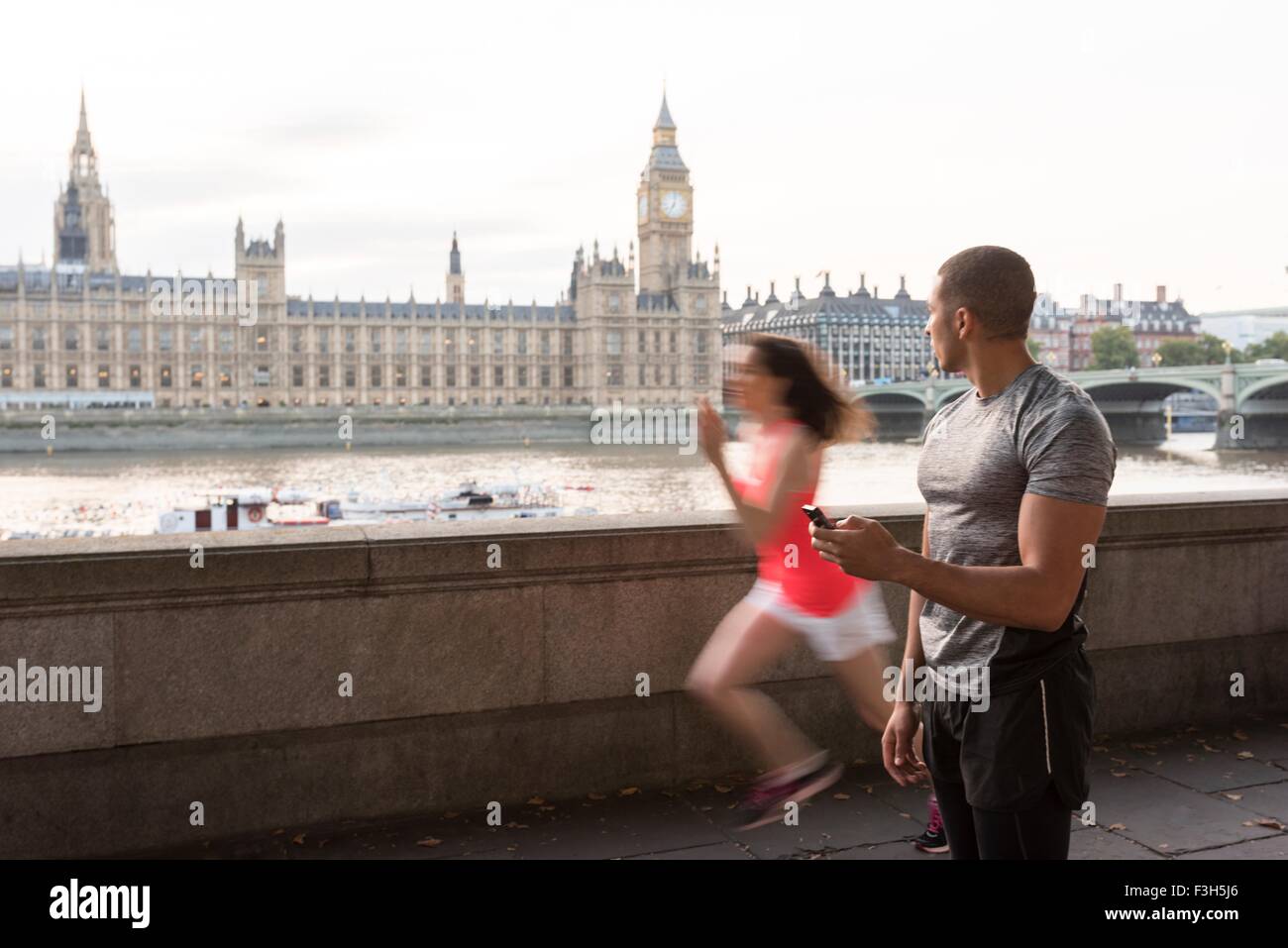 Entrenador masculino calendario corredoras en Southbank, Londres, Reino Unido. Foto de stock