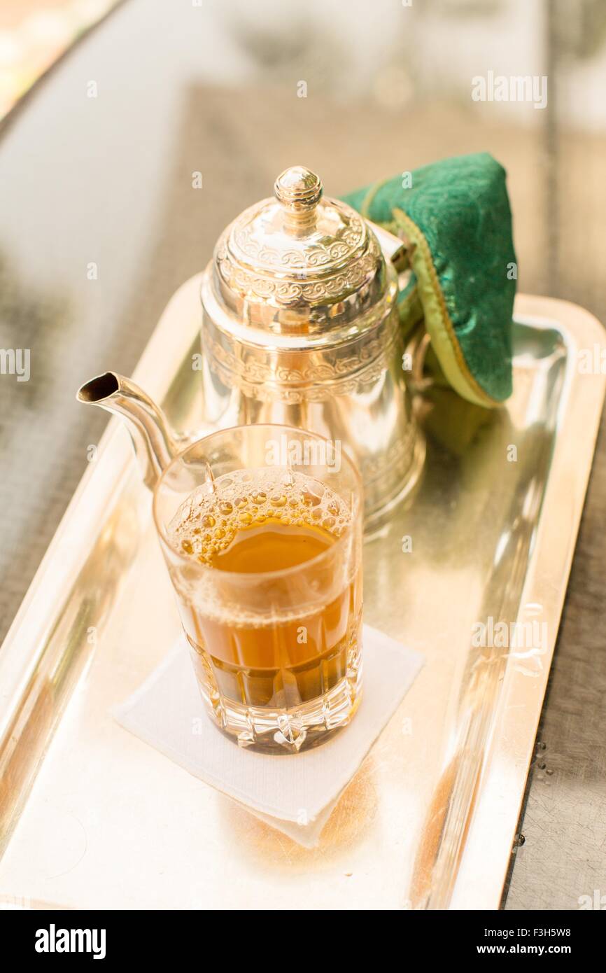 Tradicional té de menta fresca servida en Marrakech, Marruecos. Foto de stock