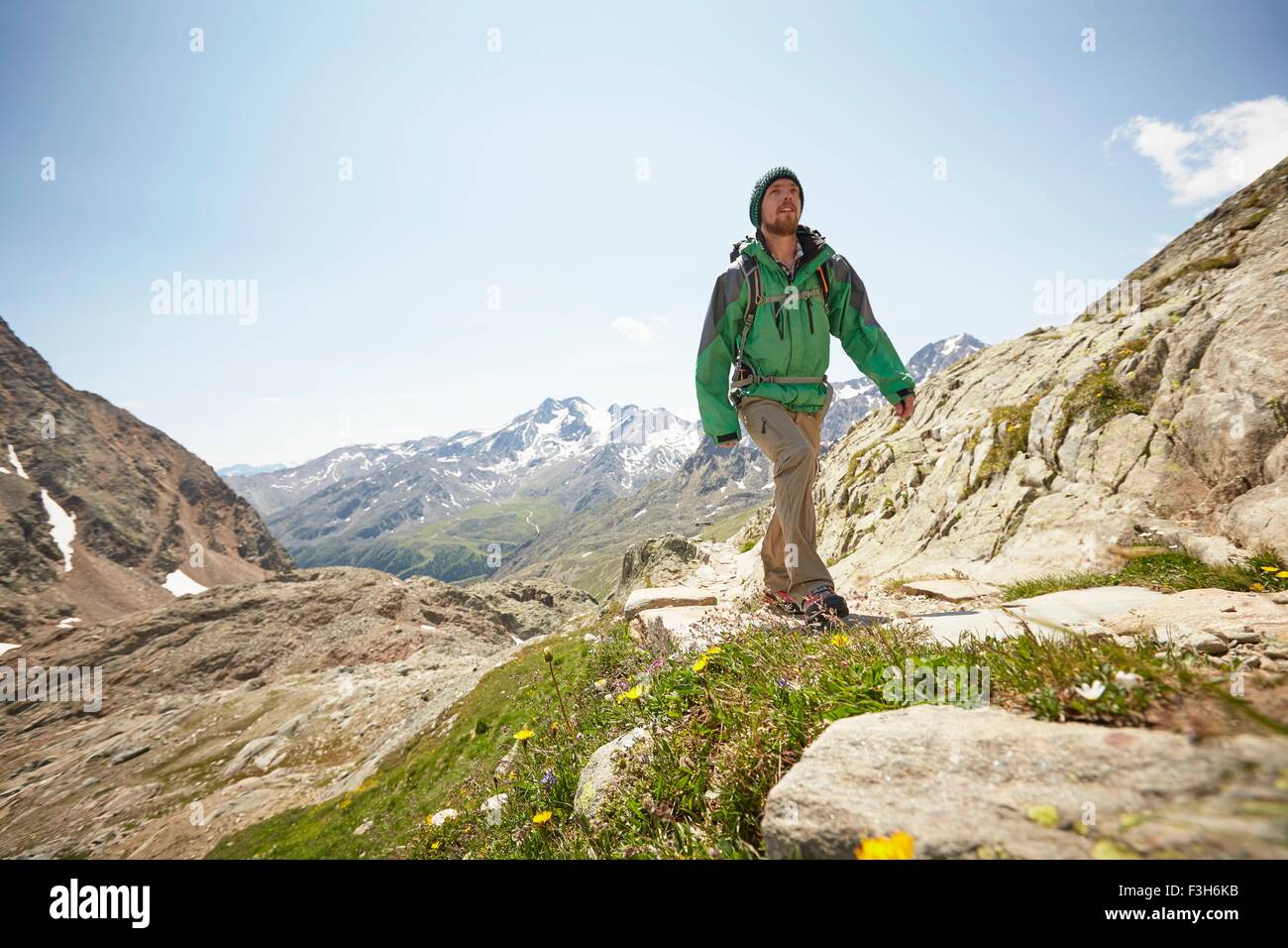 Macho joven senderista senderismo Val Senales Glaciar, Val Senales, Tirol del Sur, Italia Foto de stock
