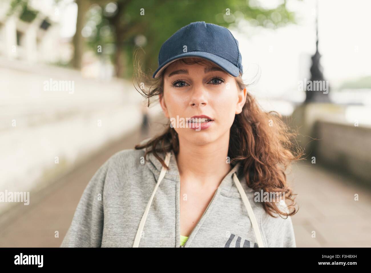 Retrato de corredoras, vistiendo una gorra de béisbol Foto de stock