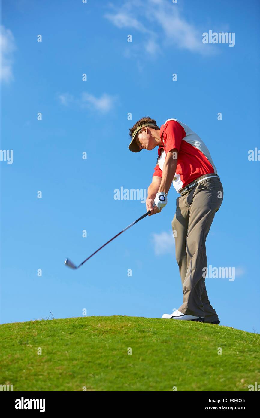 Ángulo de visión baja de golfista en Cerro Quitasol vistiendo la celebración de golf club Foto de stock