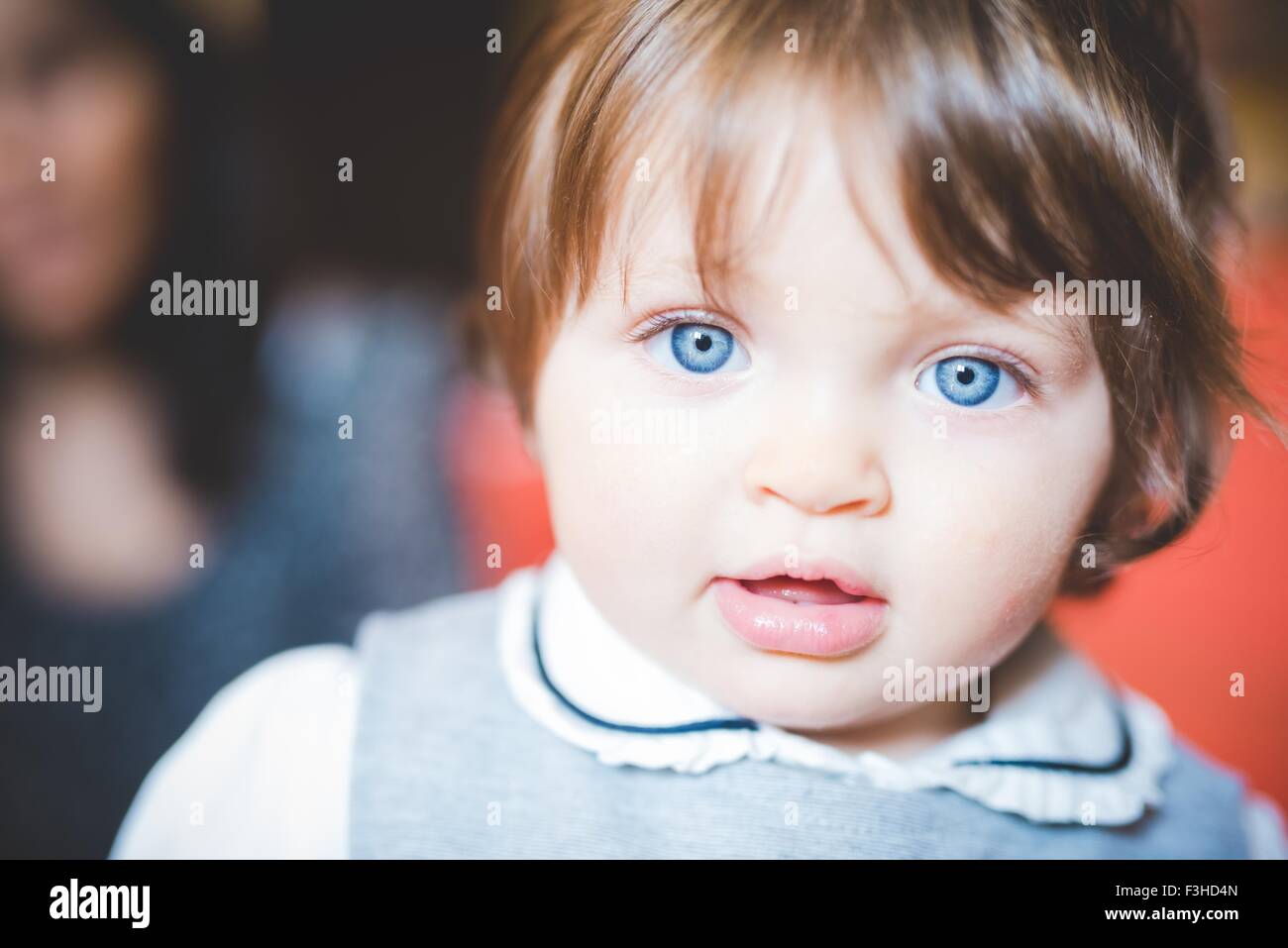 Close Up retrato de mujer niño con ojos azules Foto de stock