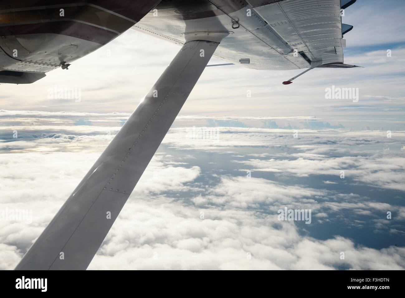 Vista de ala de avión por encima de las nubes Foto de stock