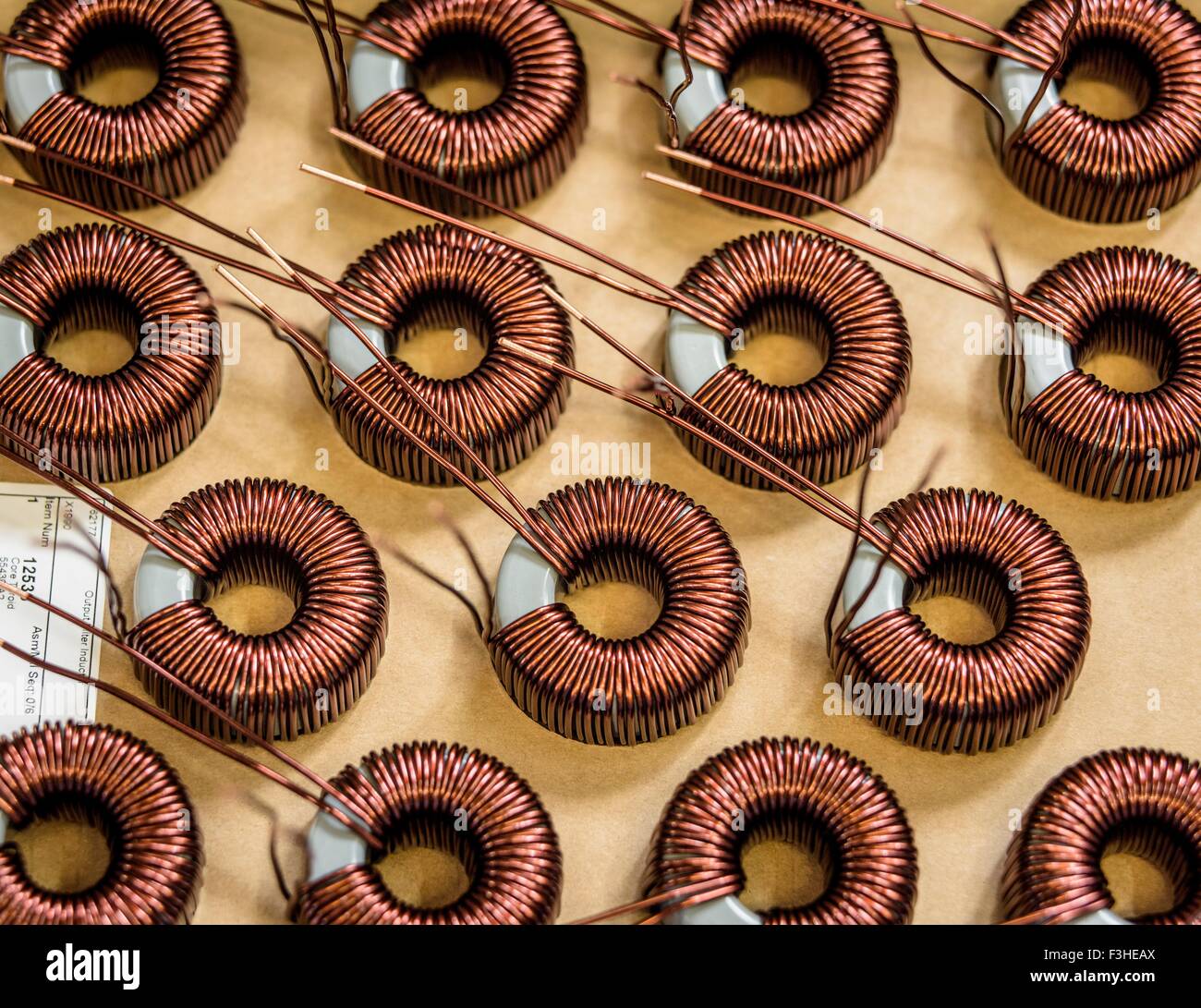 Bobinas electromagnéticas sobre la línea de producción en la fábrica electromagnetica, close-up Foto de stock