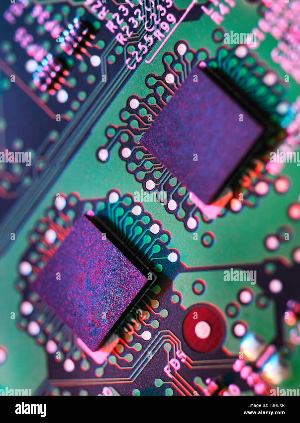 Cerrar detalle de color verde y púrpura placa de circuitos de computadora Foto de stock