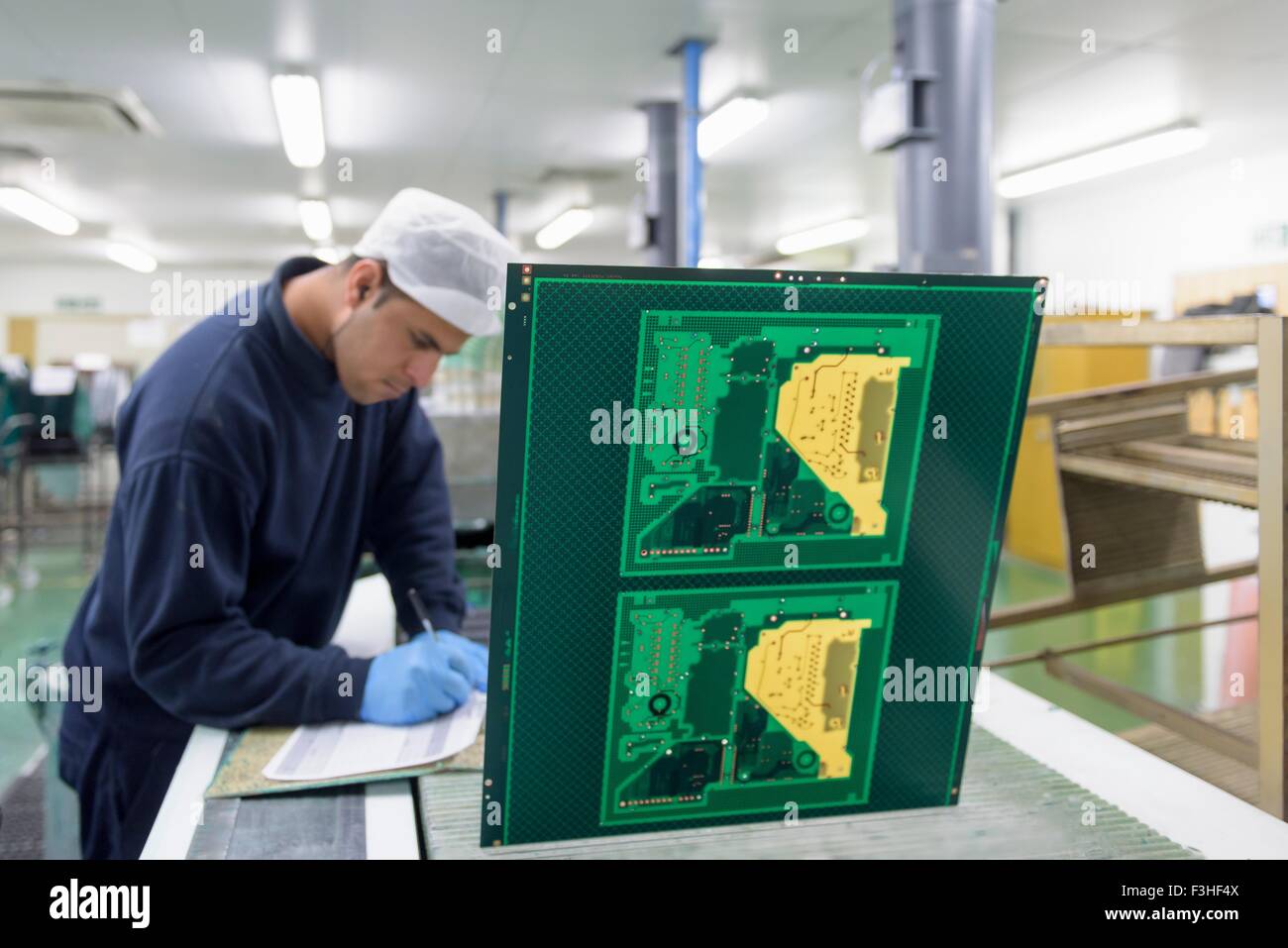 Crear trabajador placa de circuito en el circuito impreso de la máquina de impresión fábrica Foto de stock
