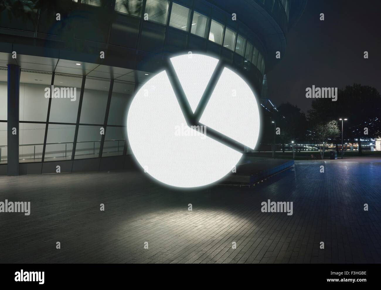 Símbolo gráfico circular brillante en la ciudad por la noche Foto de stock
