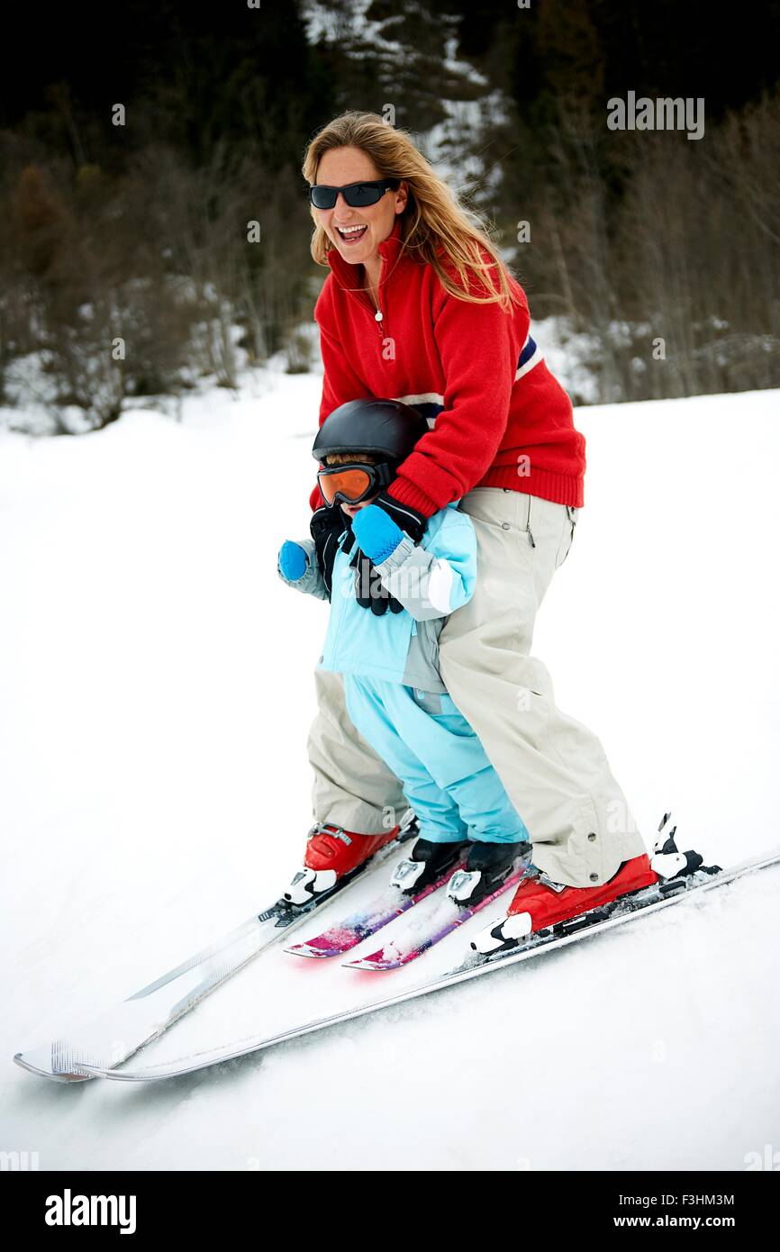 Niño varón delante de la madre esquí cuesta abajo, Les Arcs,,Villaroger Savoie, Francia Foto de stock