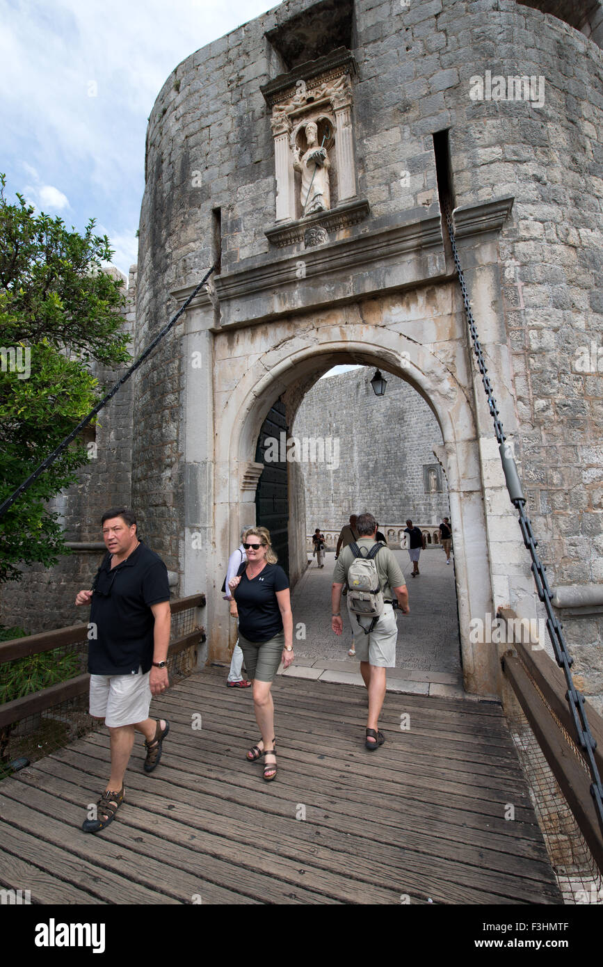 Puente levadizo de la Puerta Pile, entrada principal al casco antiguo, Dubrovnik, Croacia Foto de stock