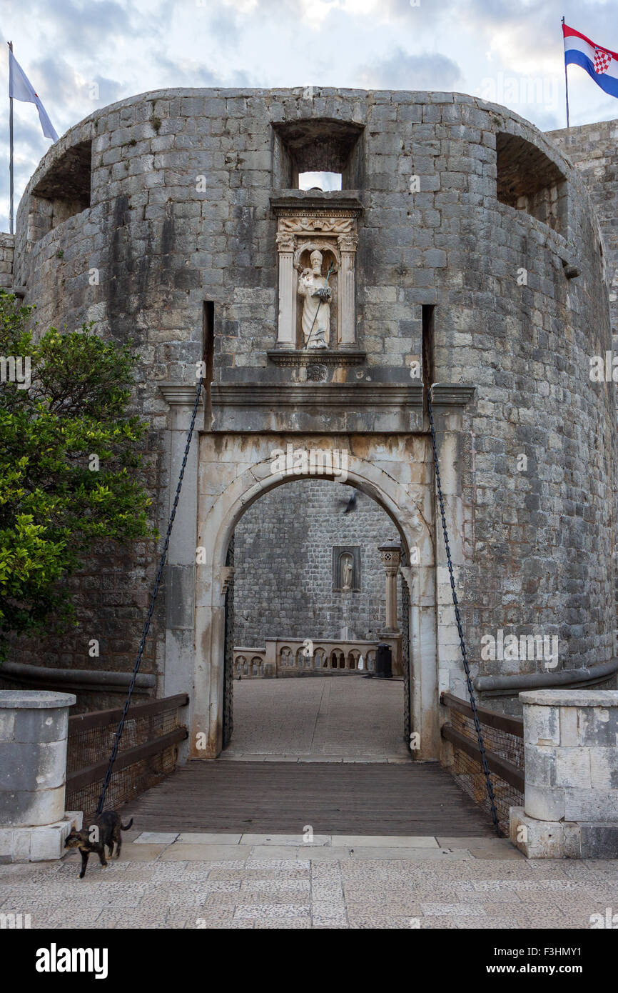 La Puerta Pile del casco antiguo de Dubrovnik, en Croacia. Foto de stock