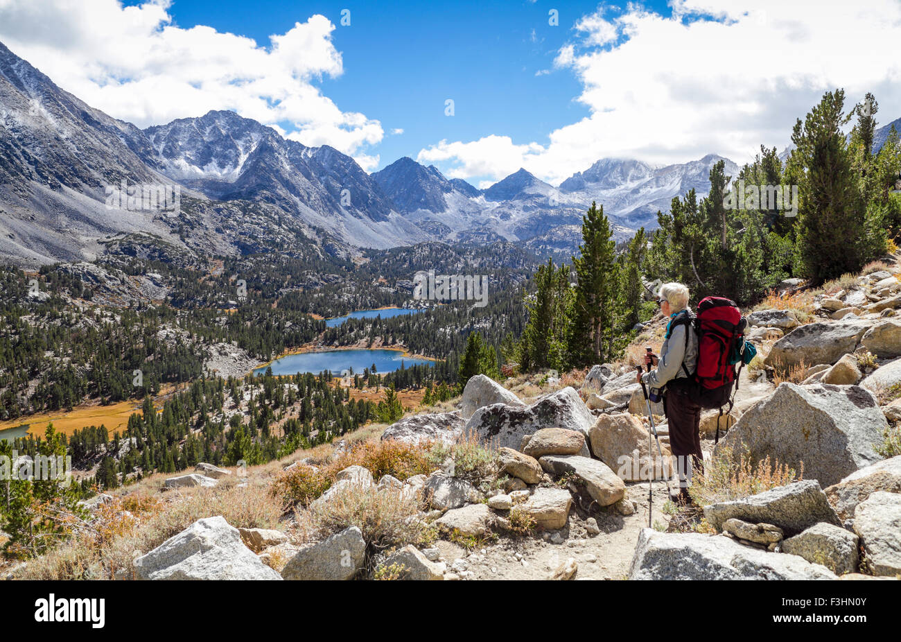Backpacker Mono en el sendero pasa ve poca Lagos Valle en Rock Creek Canyon en la parte oriental de Sierra Foto de stock