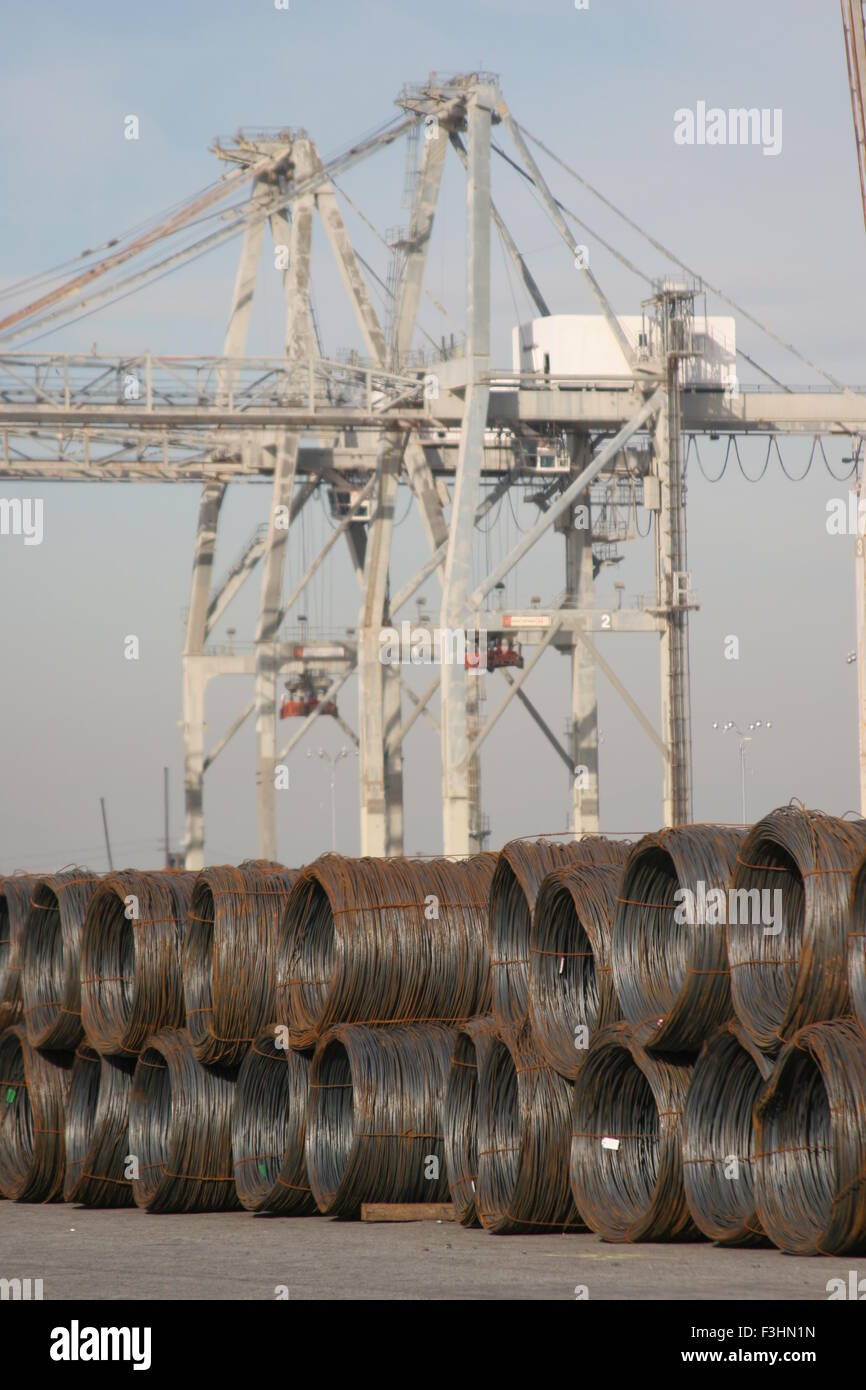 Las bobinas de acero importados en el puerto Foto de stock