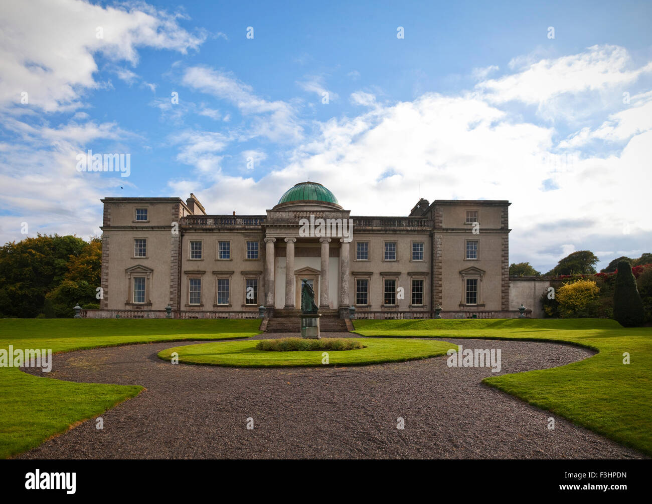 En el lado del jardín de neo-clásica Emo Court, diseñado James Gandon en 1790, en el condado de Laois, Irlanda Foto de stock