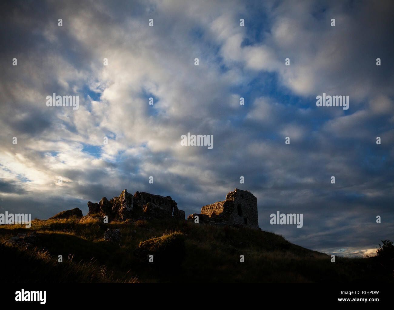 Puesta de sol cayendo sobre Dunamace (o Dunamase) Castillo, en el condado de Laois, Irlanda Foto de stock