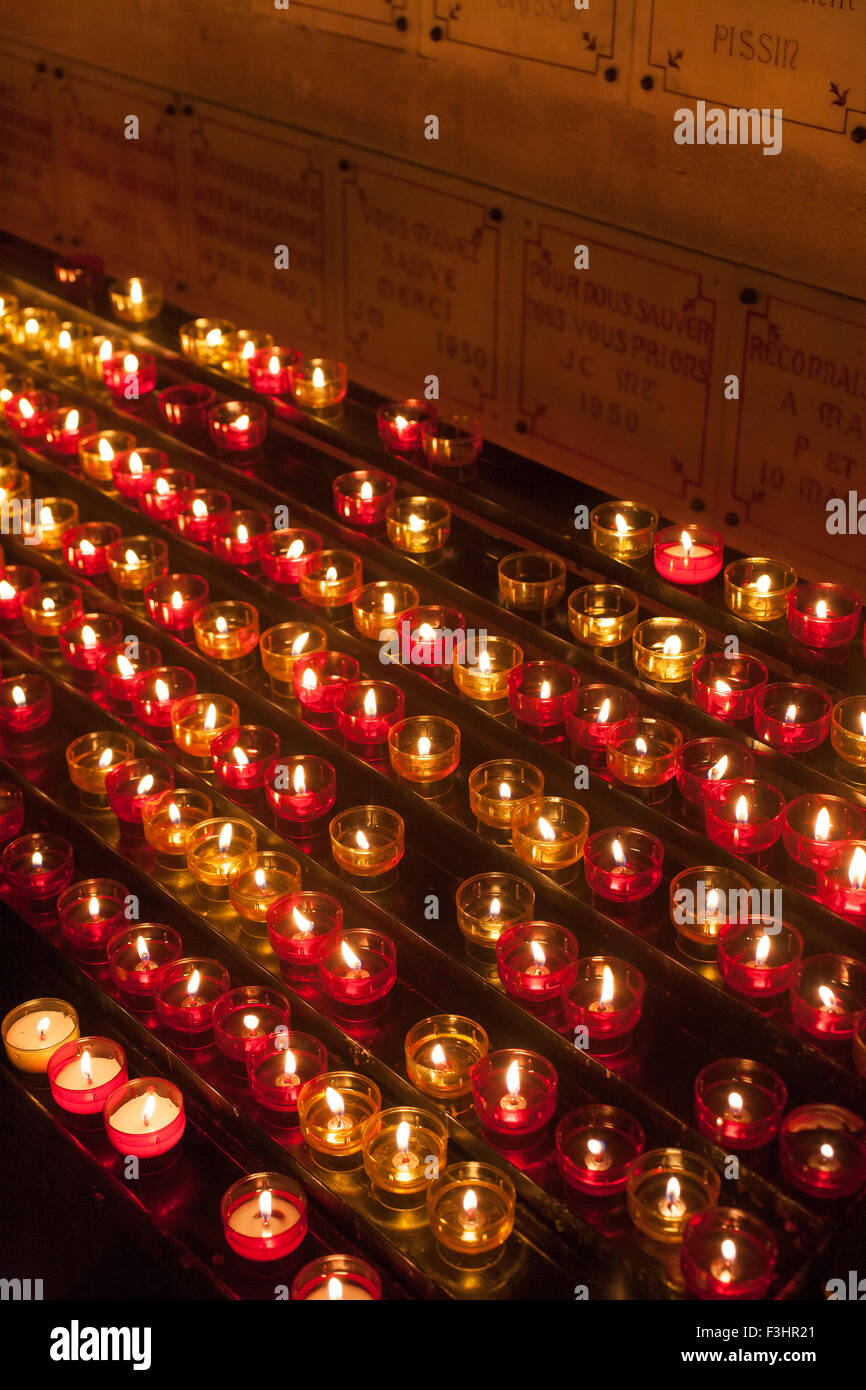 Las velas, la catedral de Notre Dame de la Garde, Marsella, Francia Foto de stock