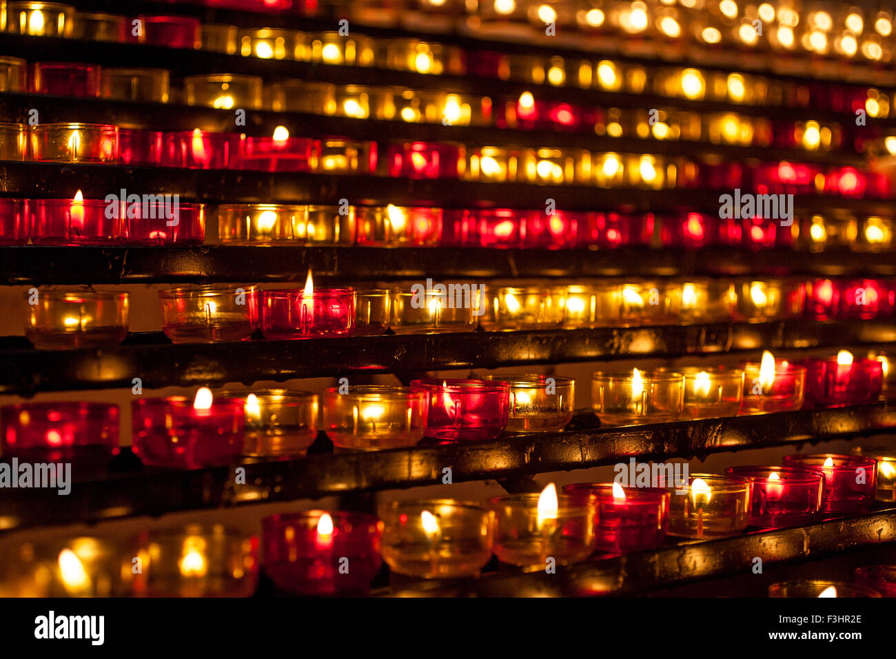 Las velas, la catedral de Notre Dame de la Garde, Marsella, Francia Foto de stock