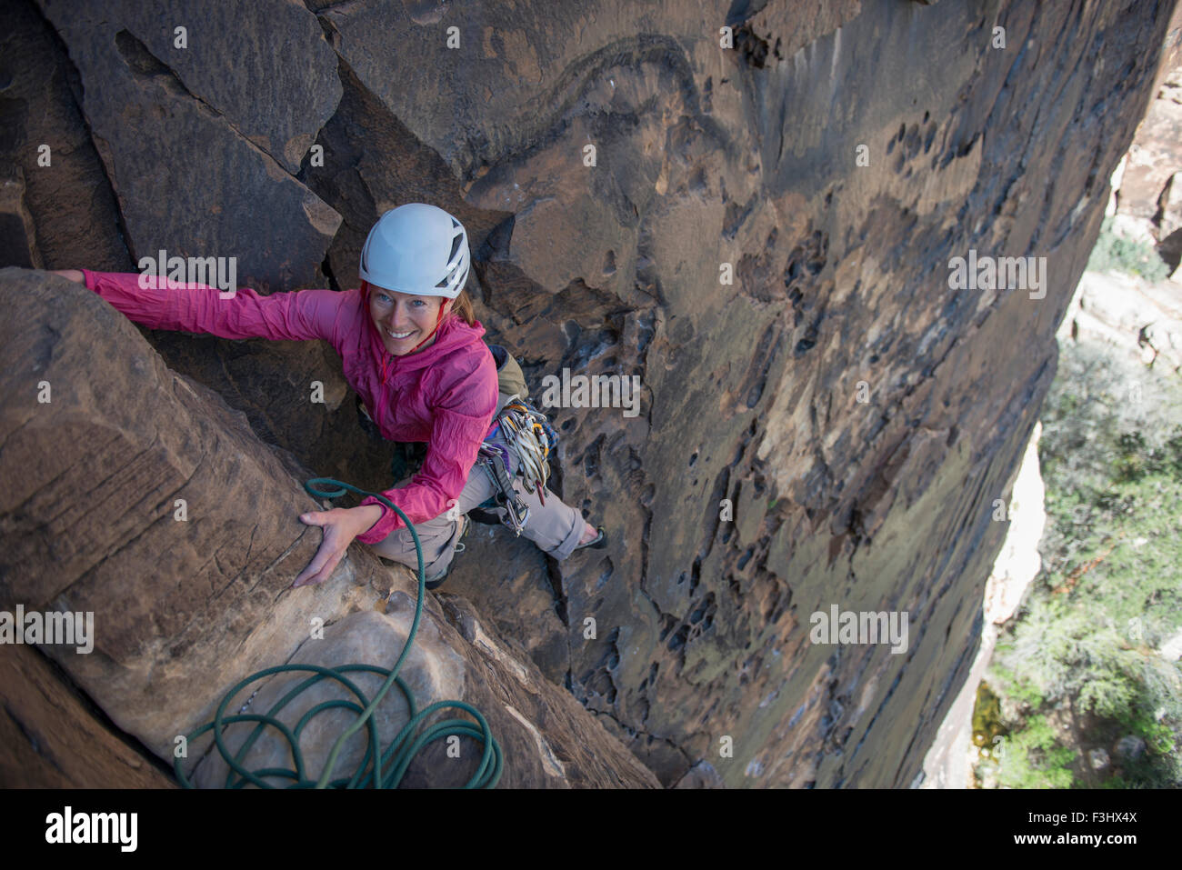 Escalador Angela Seidling escalada en roca roja, zona de conservación. Foto de stock