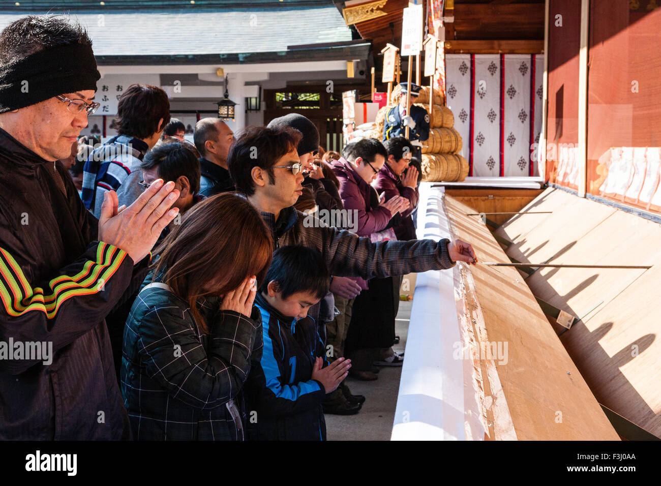 Izanagi e Izanami, los Adán y Eva japoneses Japon-nishinomiya-santuario-sintoista-personas-que-rezan-en-el-hatsumode-haiden-durante-en-ano-nuevo-shogatsu-f3j0aa