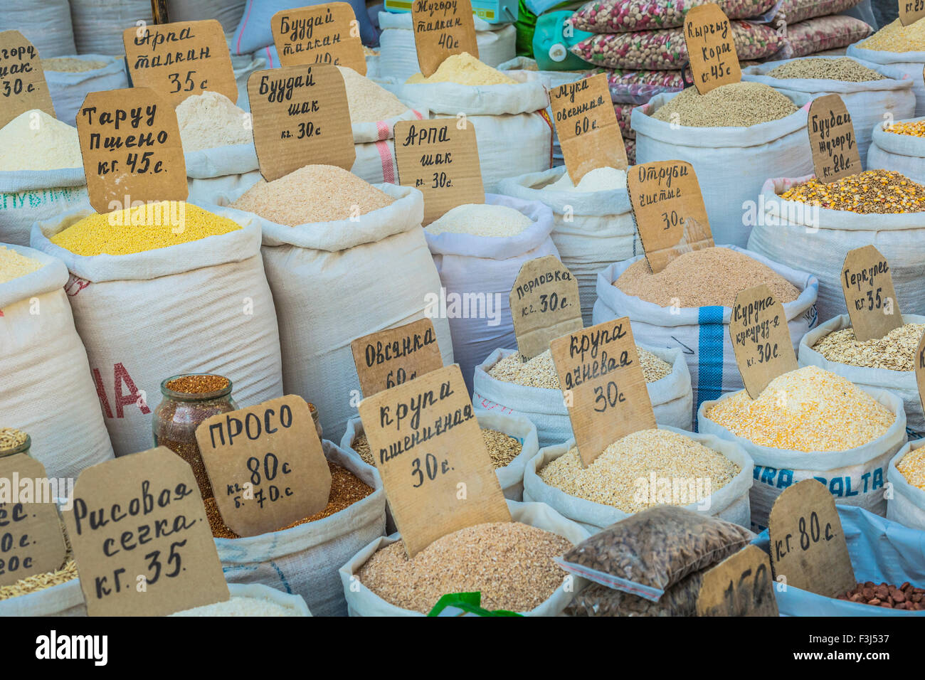 una variedad de especias en diferentes colores en pequeñas bolsas de  plástico en un stand de mercado Fotografía de stock - Alamy