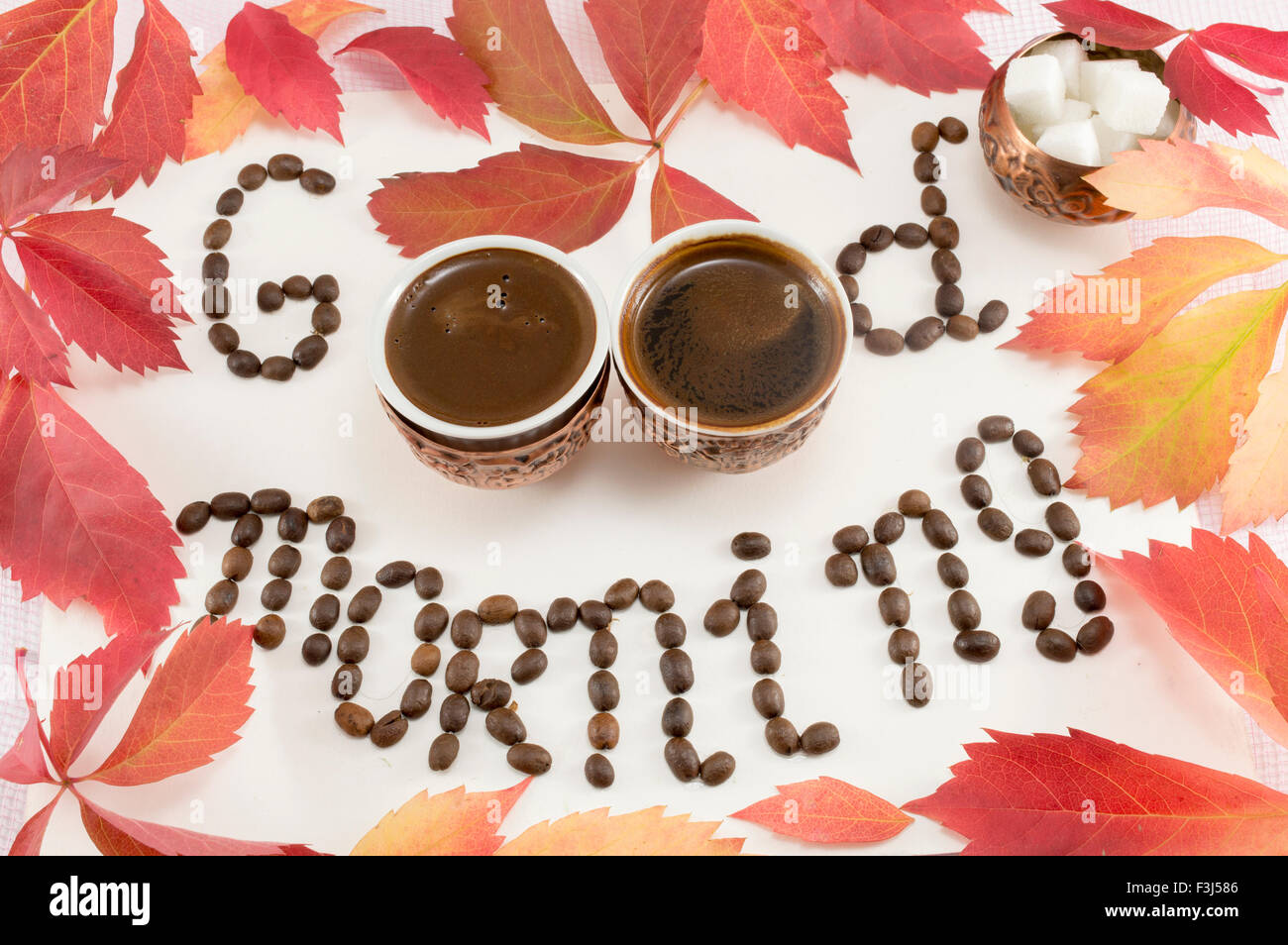 Arranque el café de la mañana en un día de otoño. Antecedentes de otoño Foto de stock