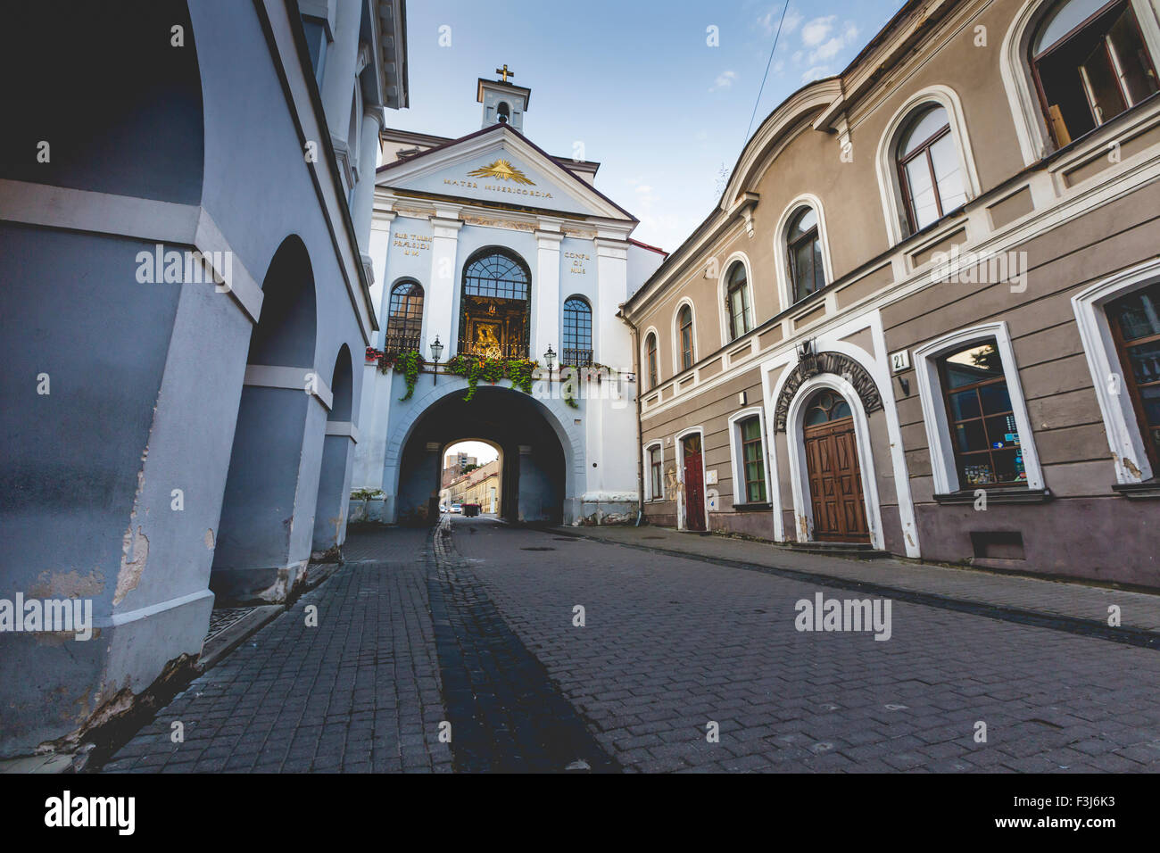 Ausros gate (puerta de la aurora) con la basílica de la Virgen las calles Ostrobramska en Vilnius, Lituania Foto de stock