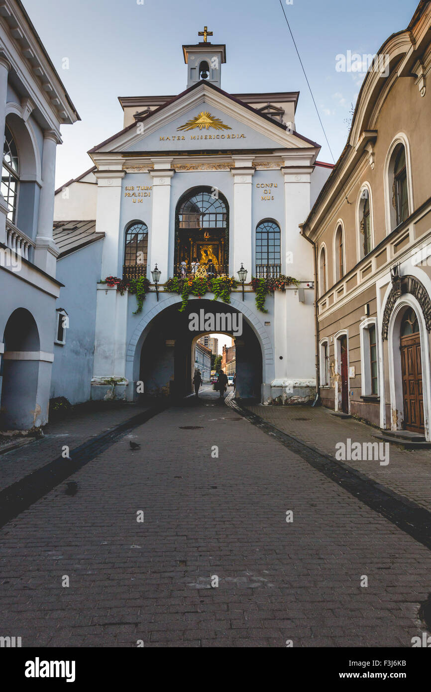 Ausros gate (puerta de la aurora) con la basílica de la Virgen las calles Ostrobramska en Vilnius, Lituania Foto de stock