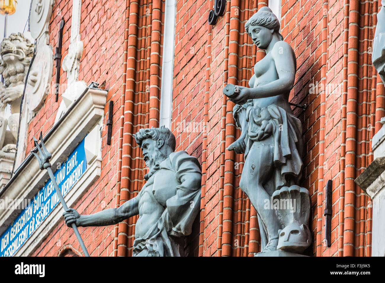 Esculturas en la fachada de la Casa de las Cabezas Negras, en Riga, Letonia  Fotografía de stock - Alamy