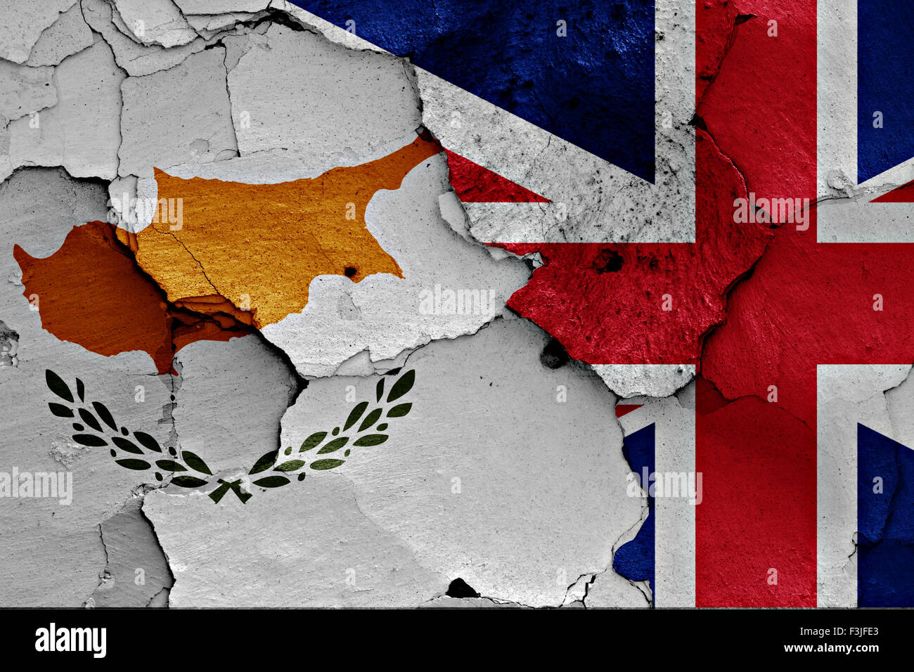 Banderas de Chipre y el Reino Unido pintados en la pared agrietada Foto de stock