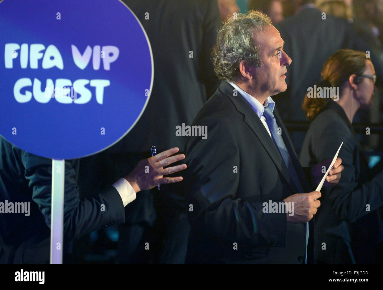 Presidente de la Asociación Europea de Fútbol (UEFA, el francés Michel Platini, es visto antes del sorteo final de la ronda preliminar de la fase de grupos de la Copa Mundial de la FIFA 2014 en Costa do Sauipe, Bahía, Brasil, 06 de diciembre de 2013. Foto: Marcus Brandt/dpa Foto de stock
