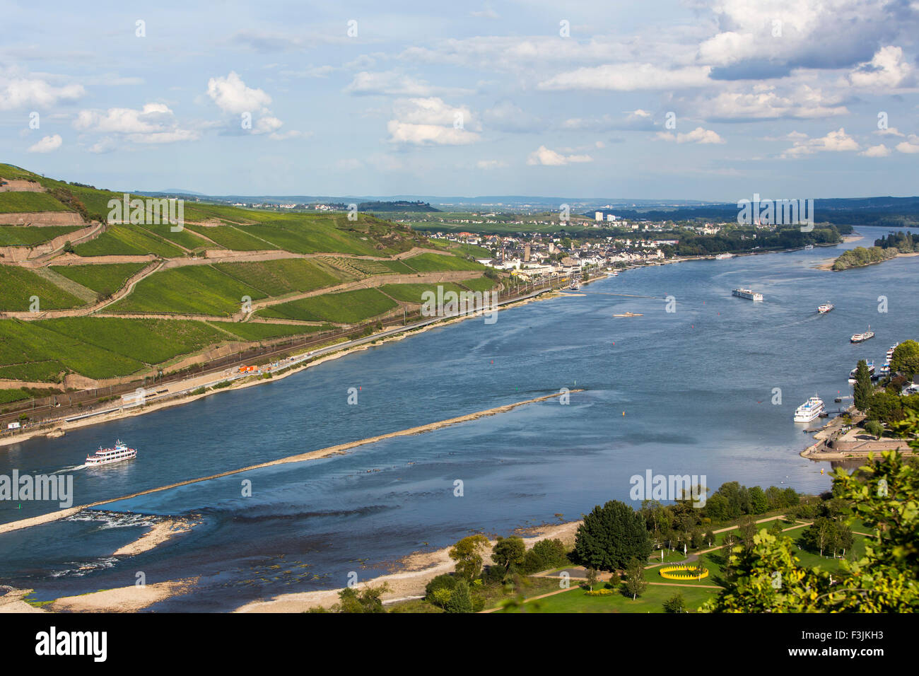 Buques de carga sobre el río Rin, el valle del Rin medio superior, Alemania Foto de stock