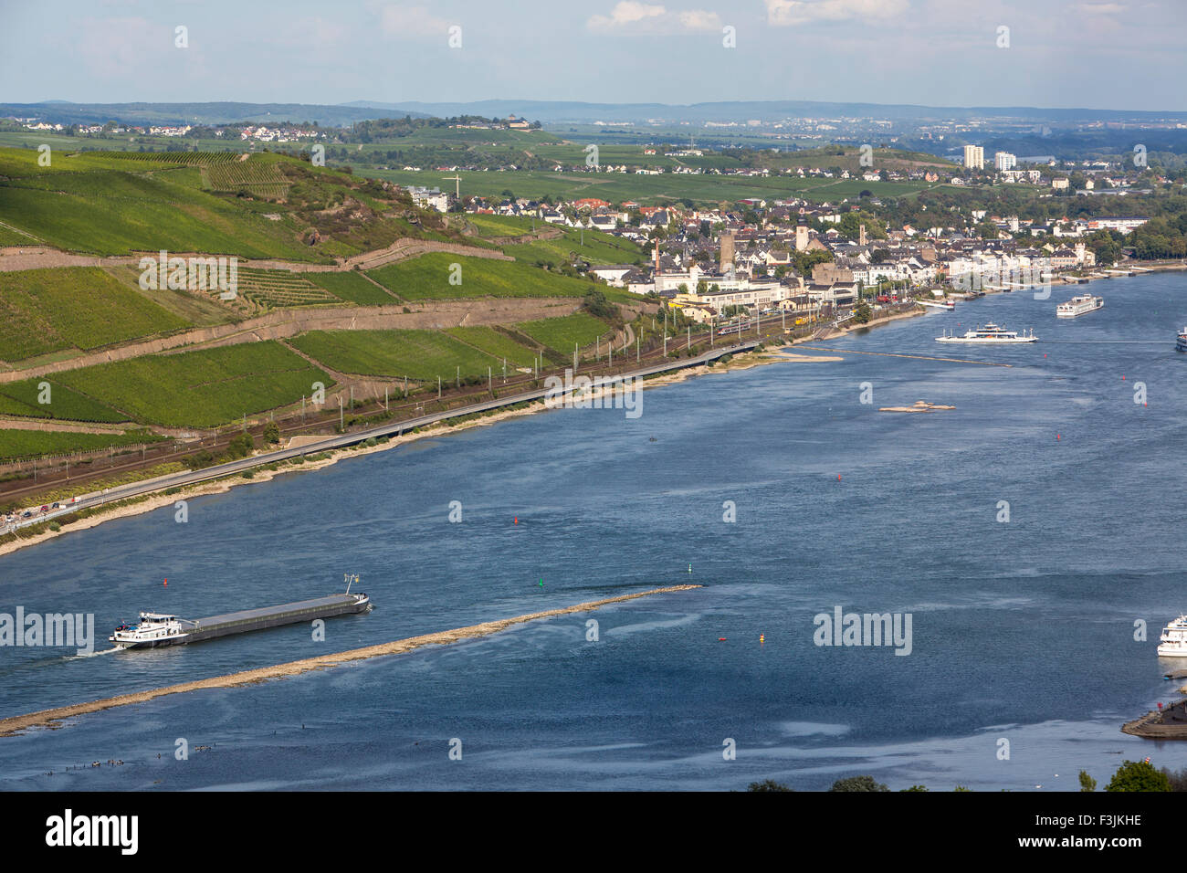 Buques de carga sobre el río Rin, el valle del Rin medio superior, Alemania Foto de stock