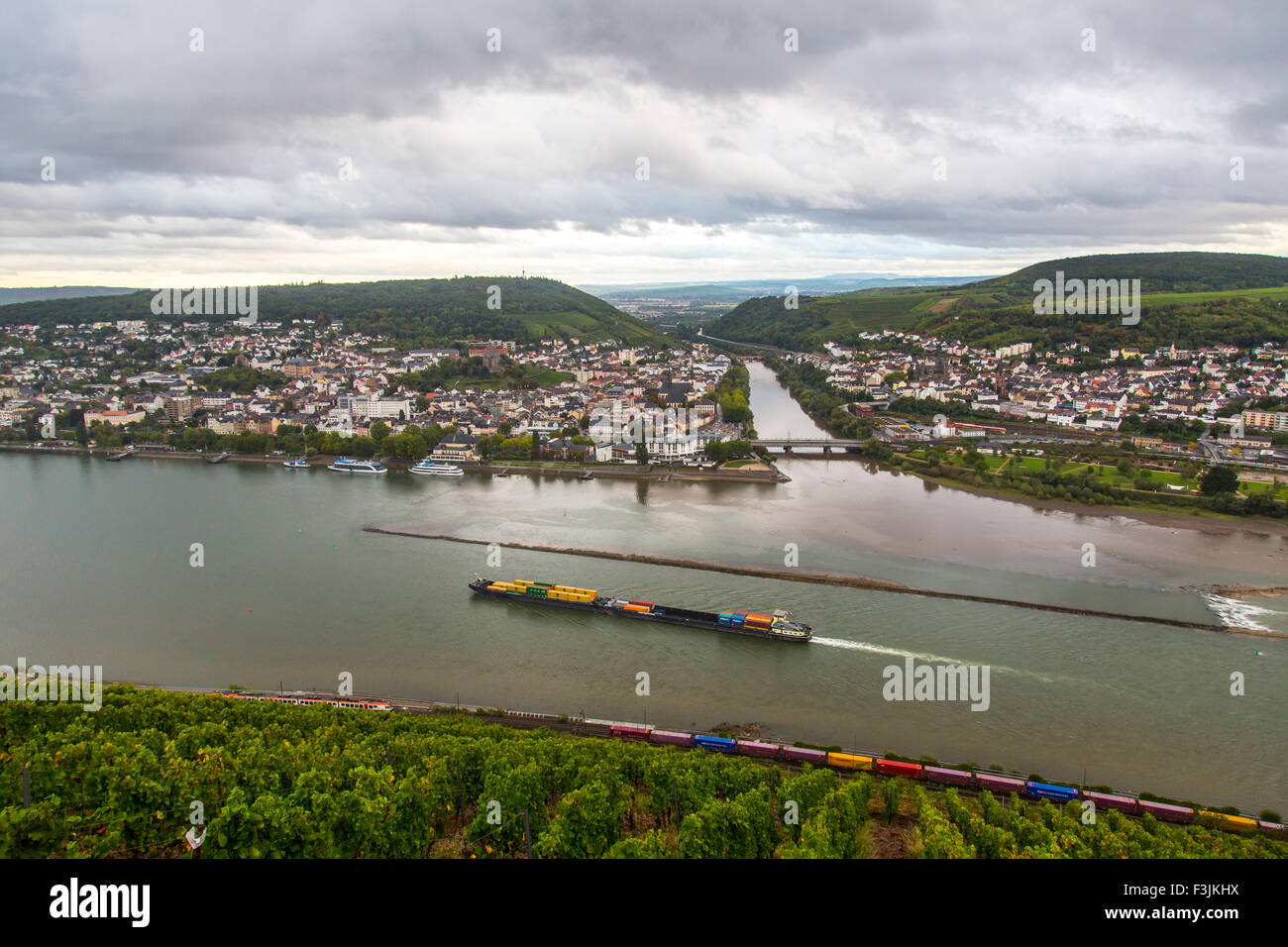 Buques de carga sobre el río Rin, el valle del Rin medio superior, Alemania Foto de stock