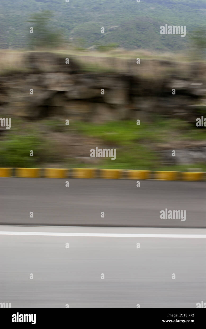 Vista panorámica de Mumbai, Pune Expressway de vehículo en movimiento rápido Maharashtra India Asia Foto de stock