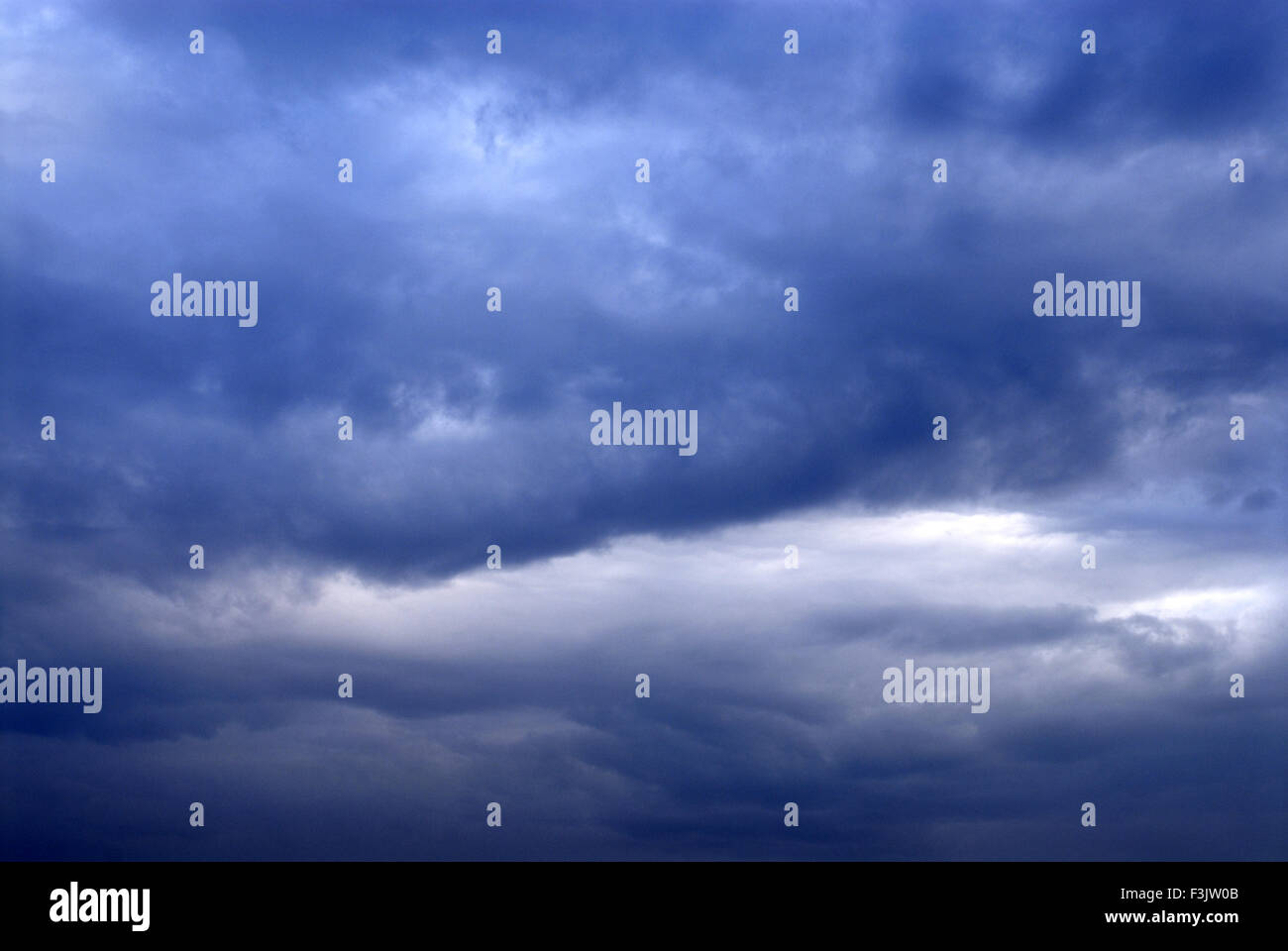Densas nubes grises blancos y espumosos Sky Foto de stock