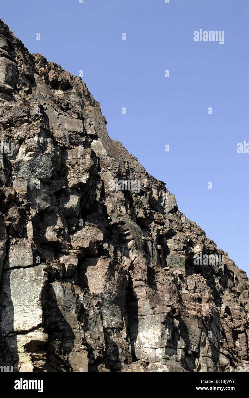 Colina de hard rock en Otur Chilhewadi Taluka Distrito Junnar Pune India Maharashtra Foto de stock